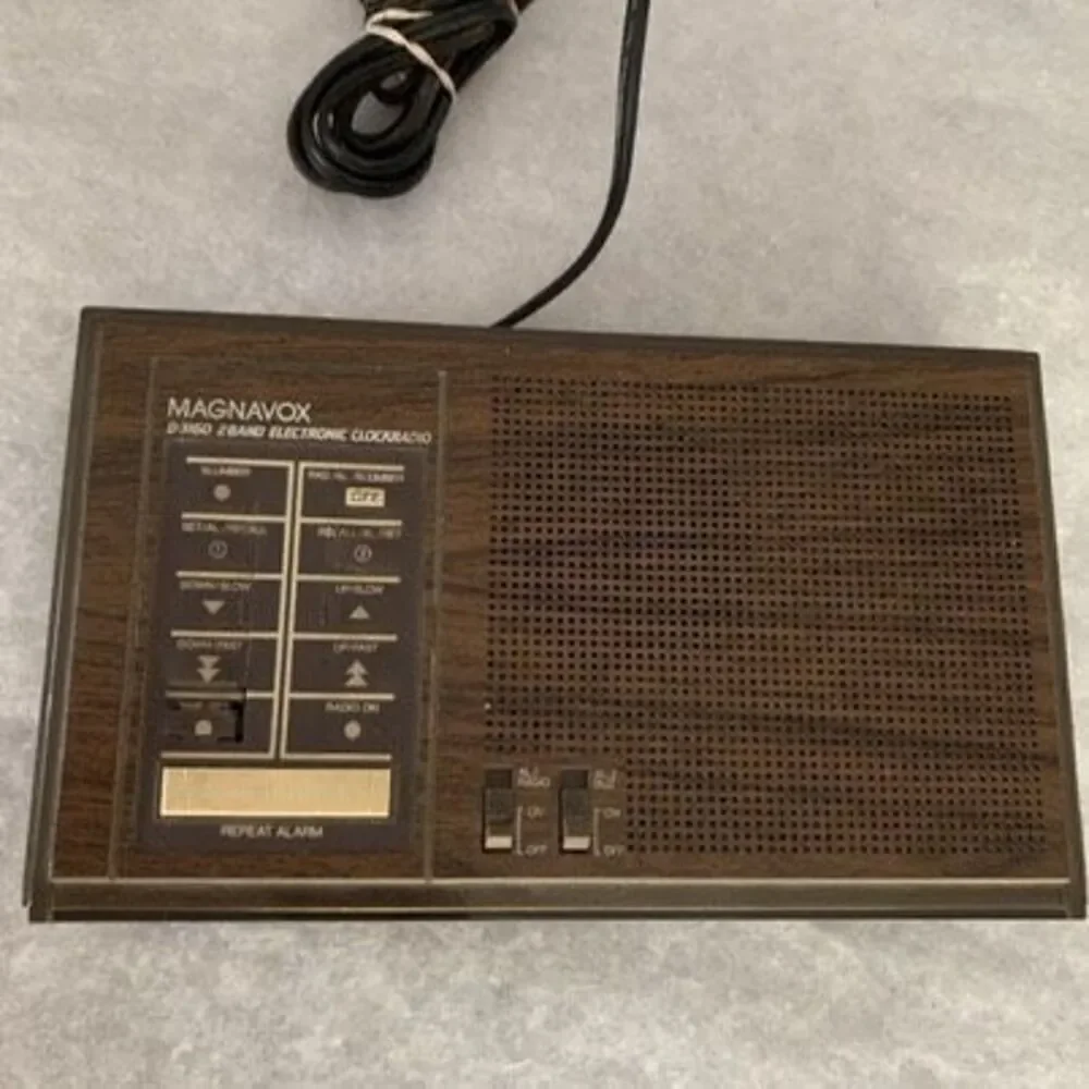 Vintage Magnavox D-3160 2-Band Electric Clock Radio